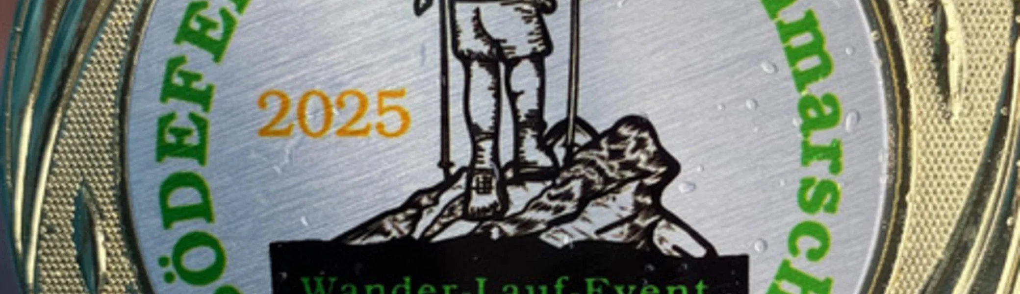 Nahaufnahme einer Medaille des Bödefelder Hollenmarschs 2025. | © DAV Dortmund