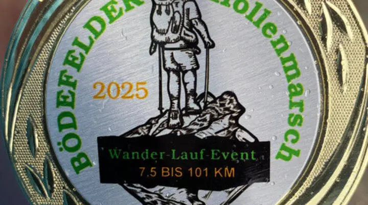 Nahaufnahme einer Medaille des Bödefelder Hollenmarschs 2025. | © DAV Dortmund