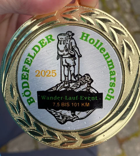 Nahaufnahme einer Medaille des Bödefelder Hollenmarschs 2025. | © DAV Dortmund