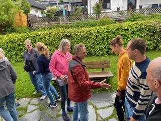 Mehrere Menschen stehen im Garten und unterhalten sich. | © DAV Dortmund