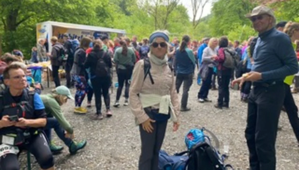 Wander*innen sammeln sich an einer Verpflegungsstation im Wald. | © DAV Dortmund