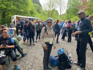 Wander*innen sammeln sich an einer Verpflegungsstation im Wald. | © DAV Dortmund