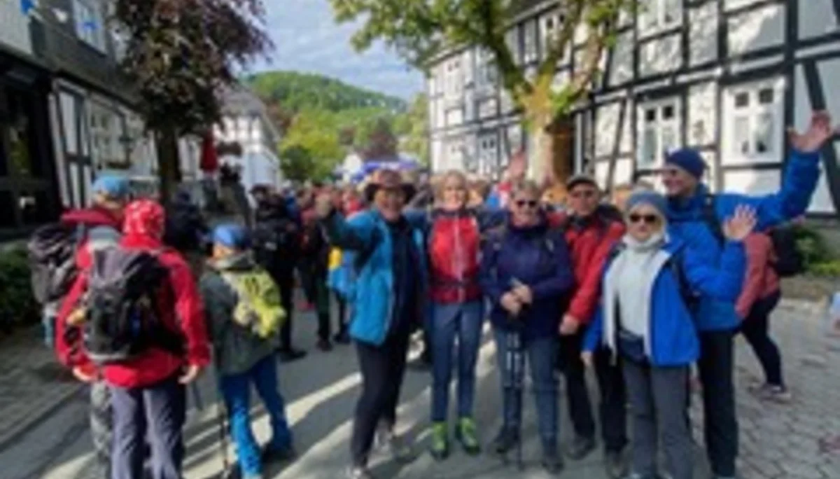 Wander*innen stehen in einer historischen Altstadt mit Fachwerkhäusern. | © DAV Dortmund