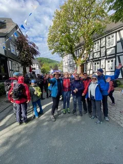 Wander*innen stehen in einer historischen Altstadt mit Fachwerkhäusern. | © DAV Dortmund