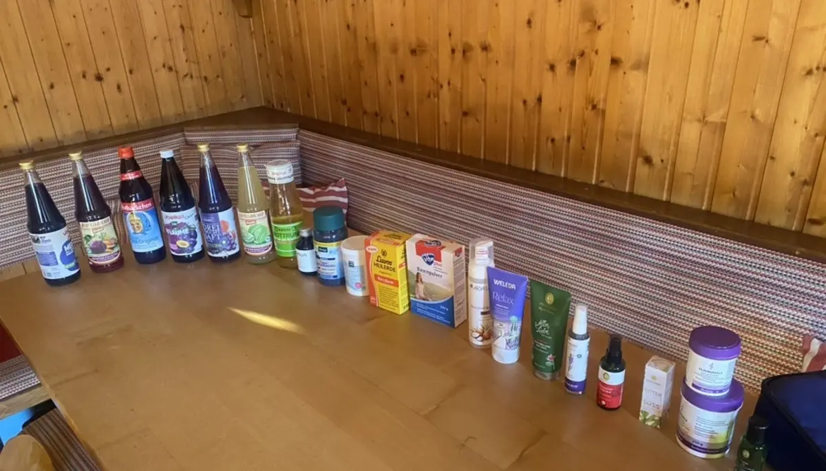 verschiedene Säfte und Nahrungsergänzungsmittel auf einer Küchenarbeitsplatte | © DAV Dortmund