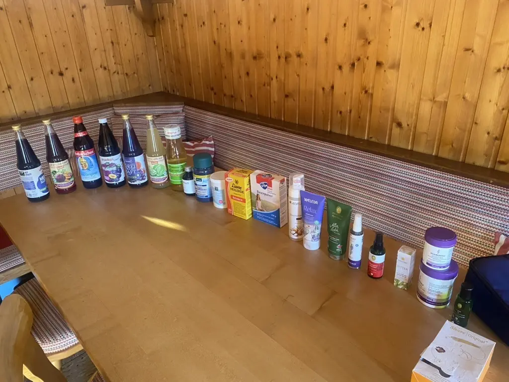 verschiedene Säfte und Nahrungsergänzungsmittel auf einer Küchenarbeitsplatte | © DAV Dortmund