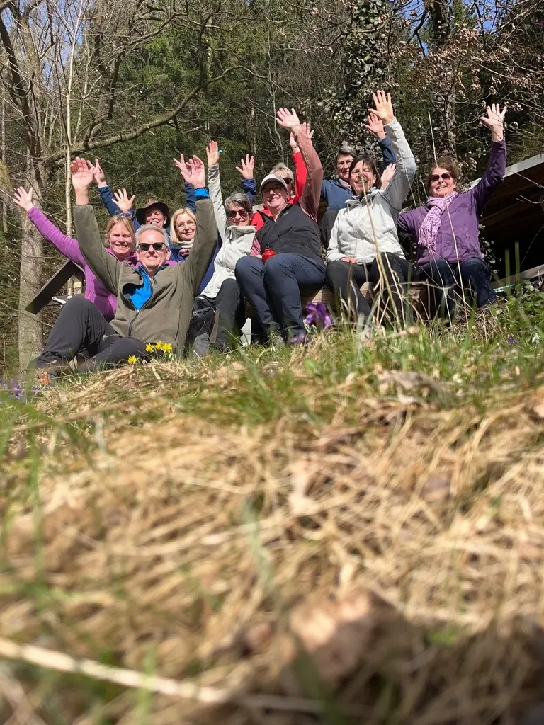 Verschiedene Menschen machen Pause auf einer Bank und winken | © DAV Dortmund