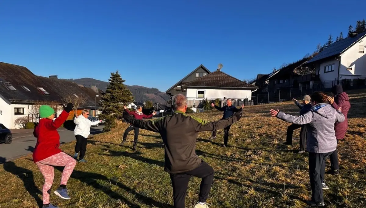 Auf einer Wiese machen Menschen Gymnastik | © DAV Dortmund