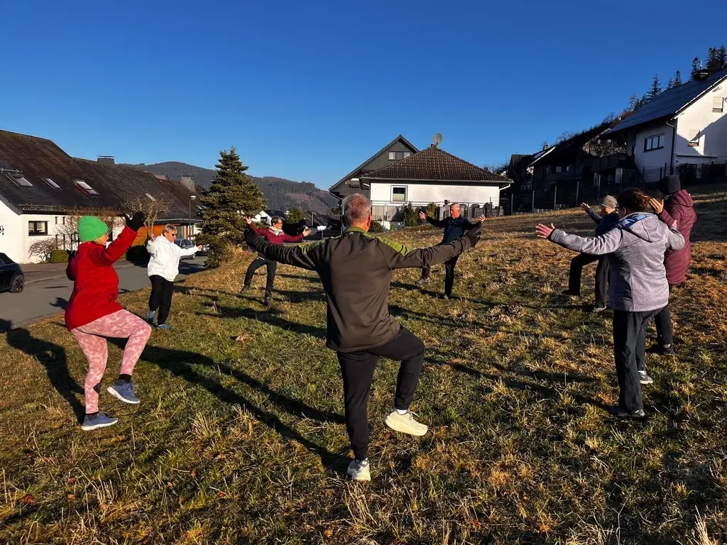 Auf einer Wiese machen Menschen Gymnastik | © DAV Dortmund