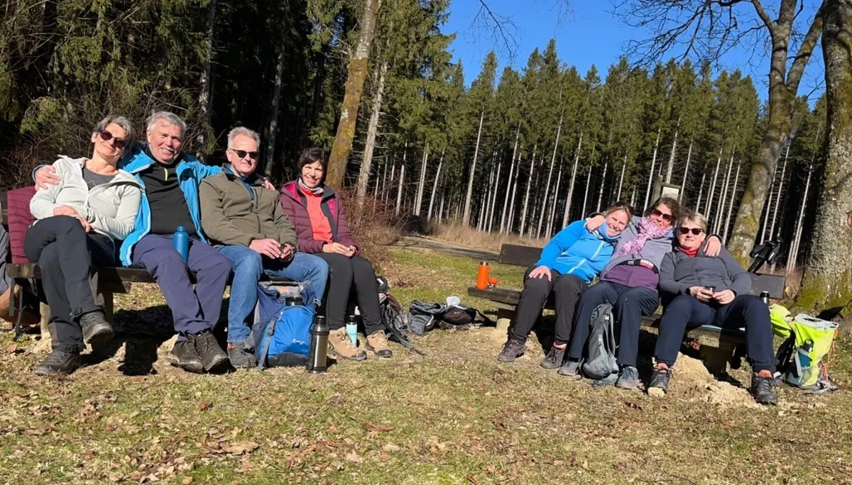 Wanderer machen Pause auf einer Bank | © DAV Dortmund