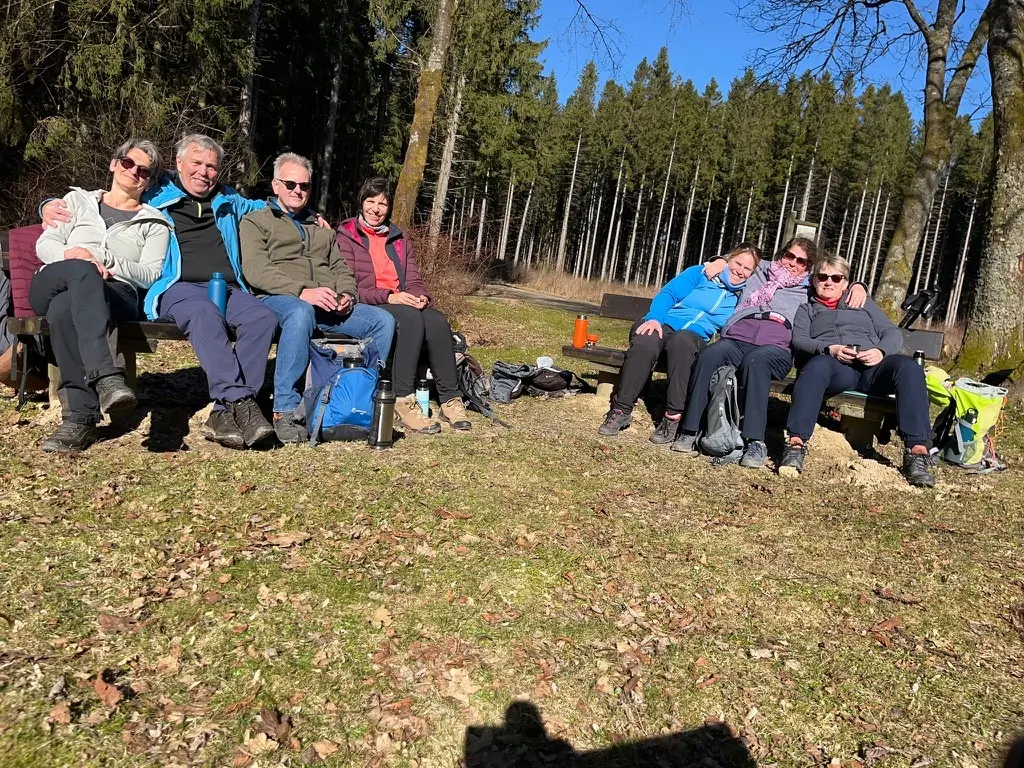 Wanderer machen Pause auf einer Bank | © DAV Dortmund