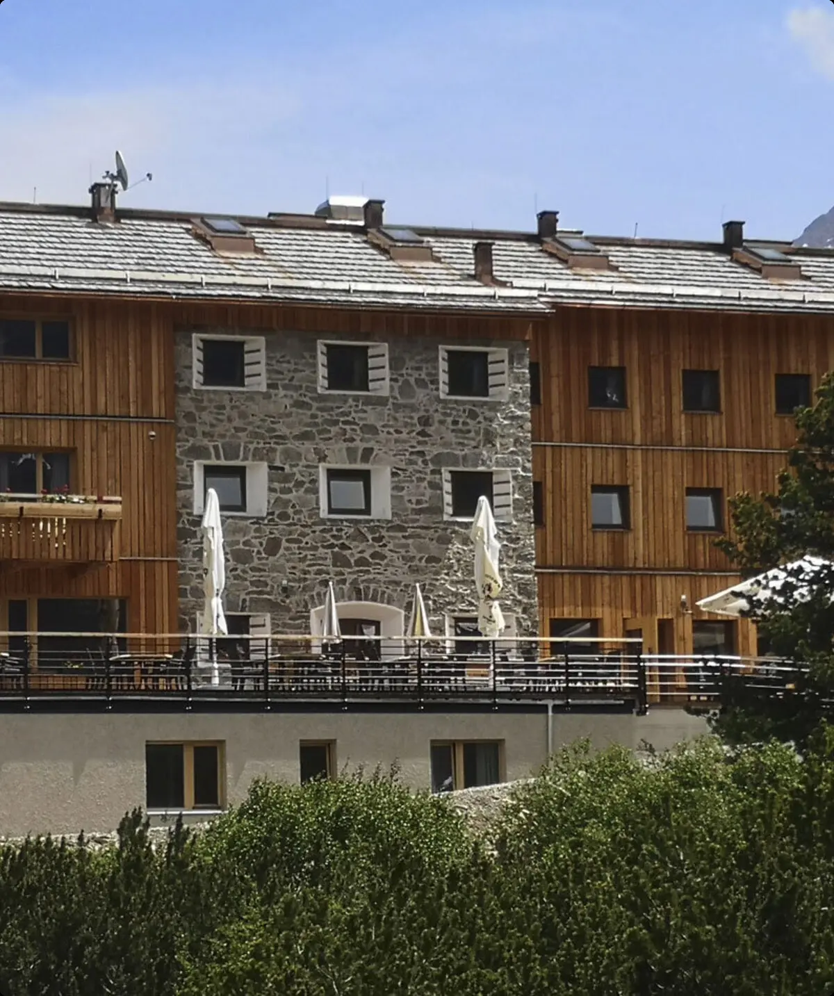 Blick auf die Dortmunder Hütte vor alpinem Hintergrund mit schneebedeckten Gipfeln. | © DAV Dortmund