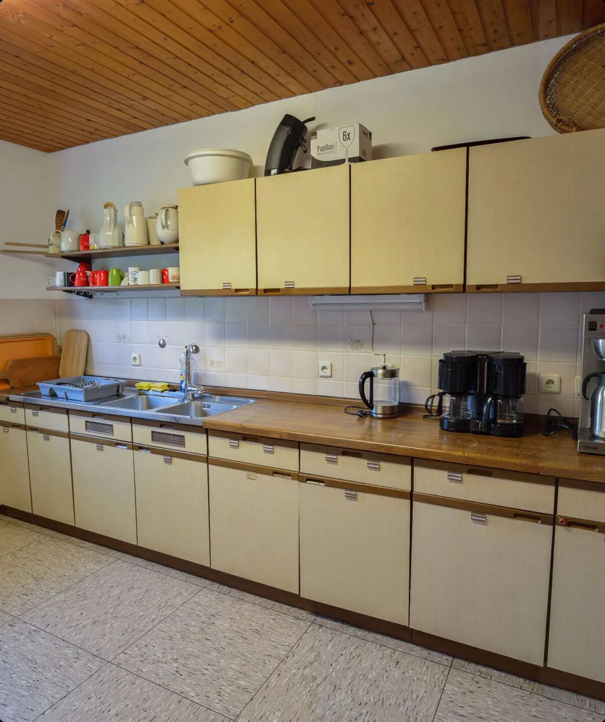 Küchenzeile mit Spüle, Kaffeemaschinen, Töpfen und Regalen, gut ausgestattet für Gruppen. | © DAV Dortmund