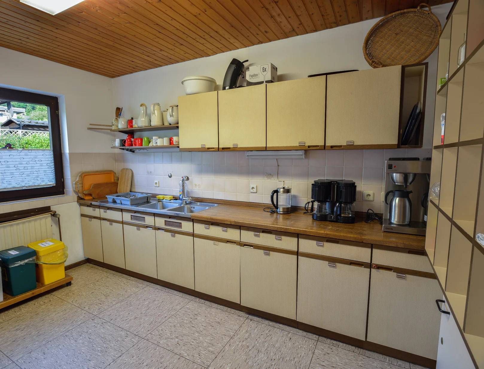 Küchenzeile mit Spüle, Kaffeemaschinen, Töpfen und Regalen, gut ausgestattet für Gruppen. | © DAV Dortmund