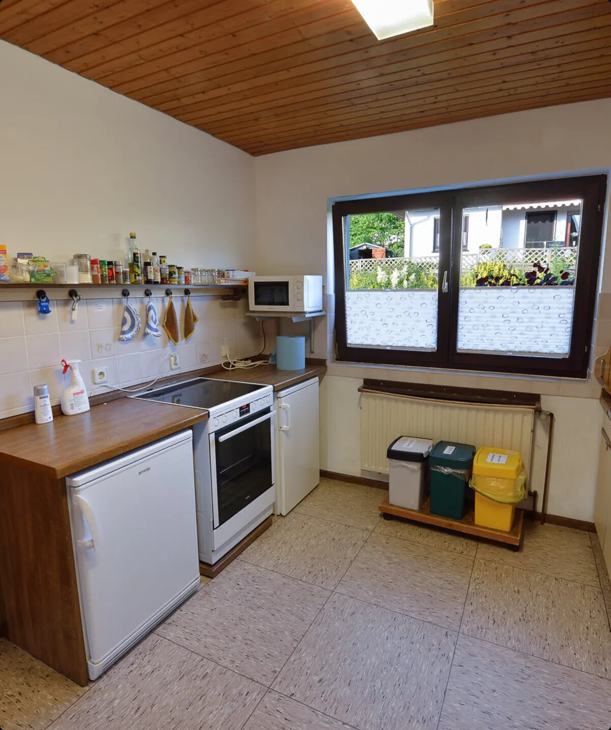 Küche mit Herd, Spüle, Kühlschrank und Fenster, ausgestattet für Selbstversorgergruppen. | © DAV Dortmund