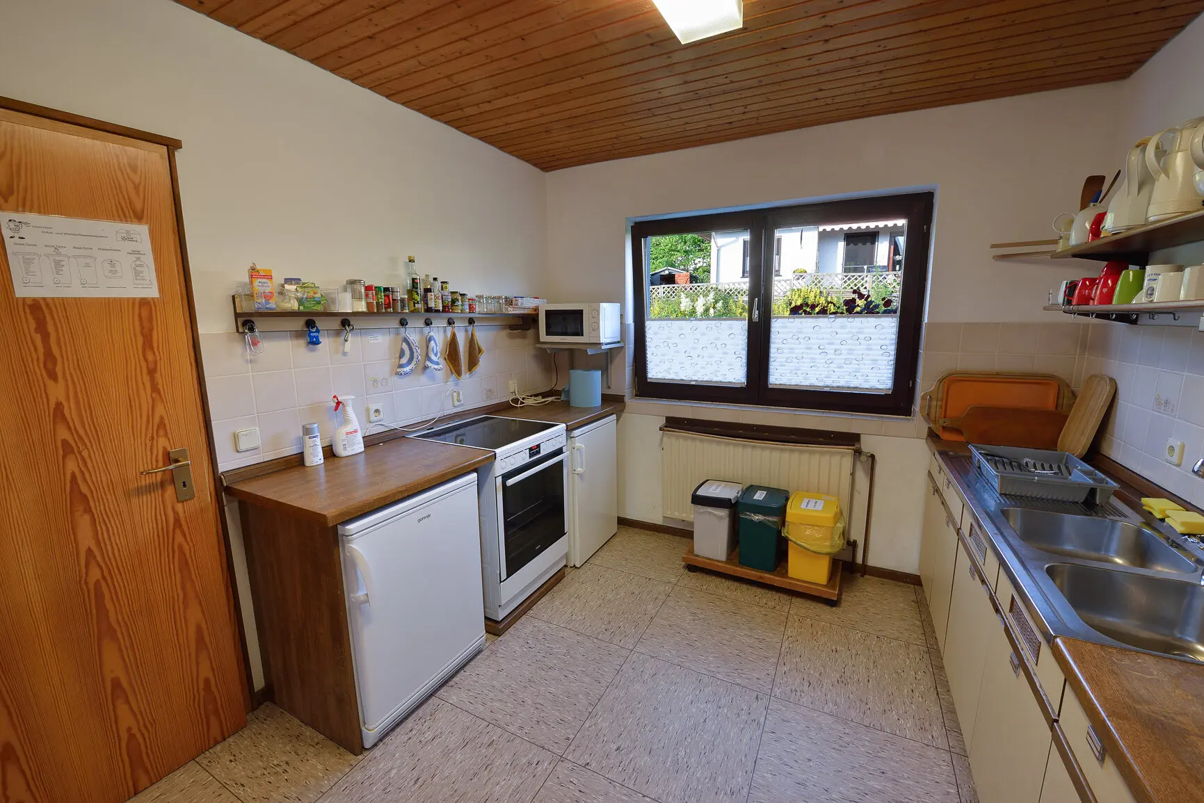 Küche mit Herd, Spüle, Kühlschrank und Fenster, ausgestattet für Selbstversorgergruppen. | © DAV Dortmund