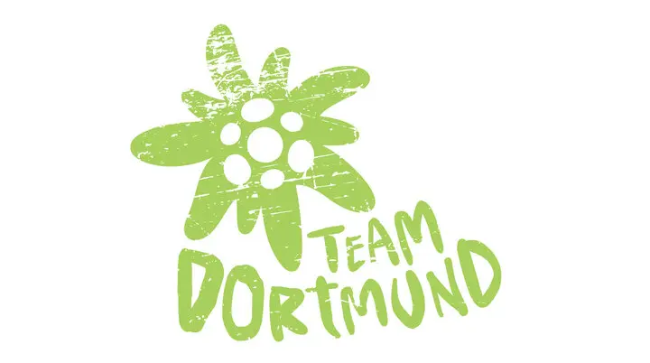 Grünes Logo mit stilisierter Edelweißblume und handschriftlichem Schriftzug „Team Dortmund“. | © DAV Dortmund