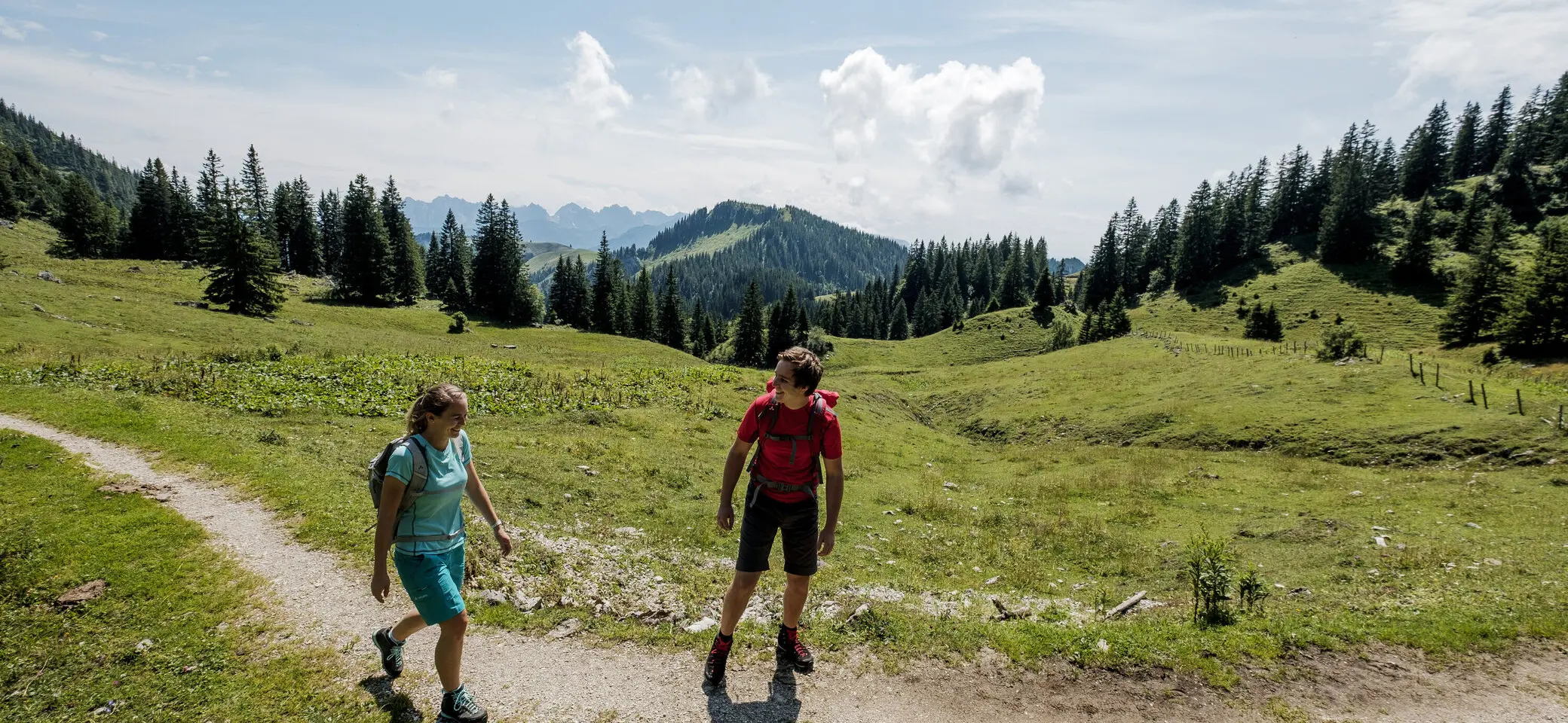 Zwei Wanderer auf einem Bergpfad in den Chiemgauer Alpen | © DAV/Hans Herbig
